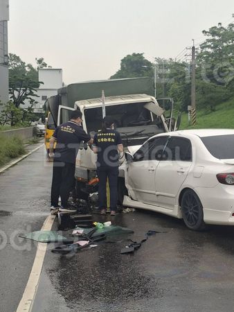 ▲大寮區河堤路發生嚴重車禍，雖然沒有人死亡，不過分局長還是請鑑識人員到場，每個環節求慎重             。（圖／記者吳奕靖翻攝）