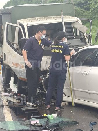 ▲大寮區河堤路發生嚴重車禍，雖然沒有人死亡，不過分局長還是請鑑識人員到場，每個環節求慎重             。（圖／記者吳奕靖翻攝）