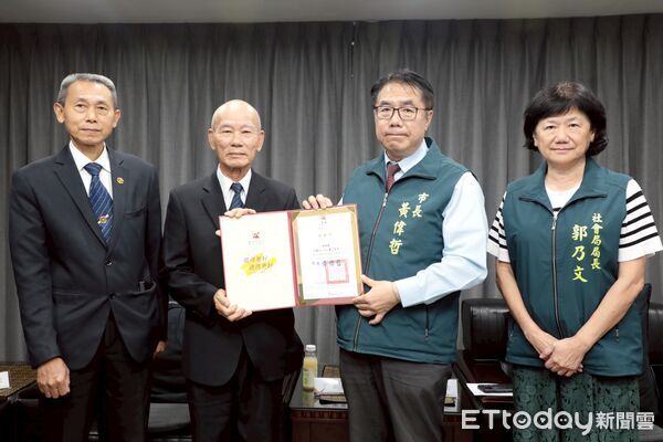 ▲玉山寶光聖堂捐贈200萬元善款協助災後復原，市長黃偉哲代表受贈並頒發感謝狀。（圖／記者林東良翻攝，下同）