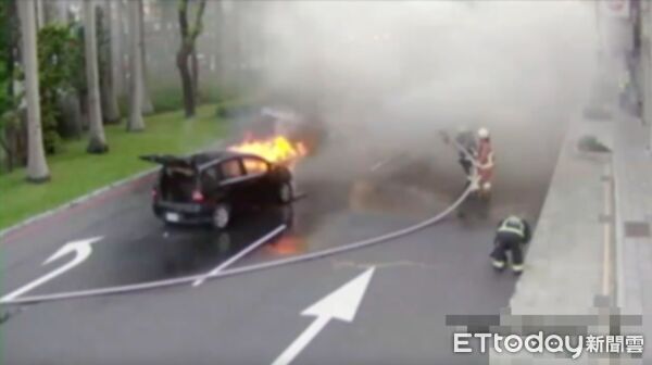 ▲▼小客車下華江橋後小客車引擎蓋冒出濃煙，沒多久小客車竄出火舌，消防人員到場佈水線灌救             。（圖／記者陳以昇翻攝）