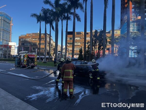 ▲▼小客車下華江橋後小客車引擎蓋冒出濃煙，沒多久小客車竄出火舌，消防人員到場佈水線灌救             。（圖／記者陳以昇翻攝）