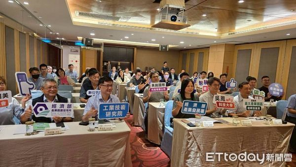 ▲▼   吳鳳科技大學巡迴列車於8/26號召嘉義縣產業園區廠商共同推動數位與低碳轉型  。（圖／吳鳳科技大學提供）