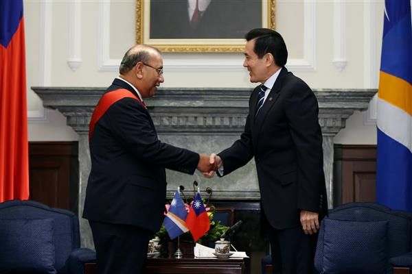 ▲▼2014年11月27日，時任馬紹爾群島共和國總統羅亞克（Christopher Loeak）拜訪我國時任總統馬英九。（圖／總統府提供）