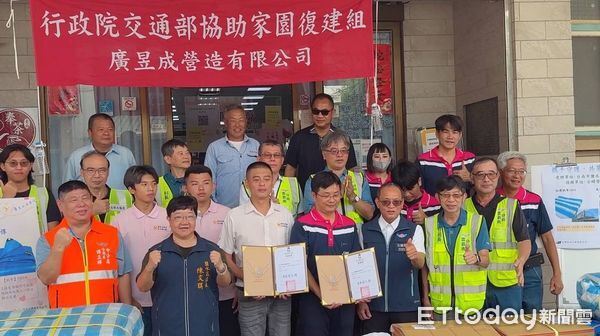 ▲▼  交通部公路局副局長林聰利南下鹽水見證營造團隊災後修繕與愛心捐贈   。（圖／公路局雲嘉南區養護工程分局提供）