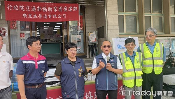 ▲▼  交通部公路局副局長林聰利南下鹽水見證營造團隊災後修繕與愛心捐贈   。（圖／公路局雲嘉南區養護工程分局提供）