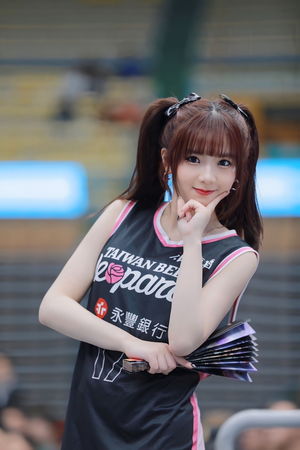 ▲笑笑成為最快完成職籃、職棒「藍棒兩棲」轉戰的啦啦隊女神。（圖／想想時間有限公司）