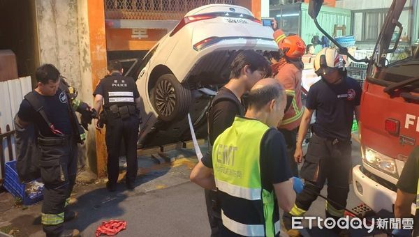 ▲黃男進地下車庫時，電梯發生故障導致車頭栽入地下室。（圖／記者陸運陞翻攝）