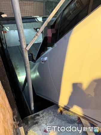 ▲黃男進地下車庫時，電梯發生故障導致車頭栽入地下室。（圖／記者陸運陞翻攝）