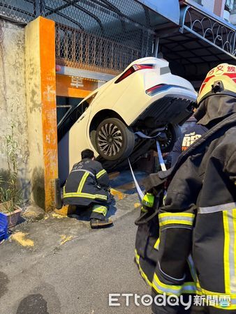 ▲黃男進地下車庫時，電梯發生故障導致車頭栽入地下室。（圖／記者陸運陞翻攝）
