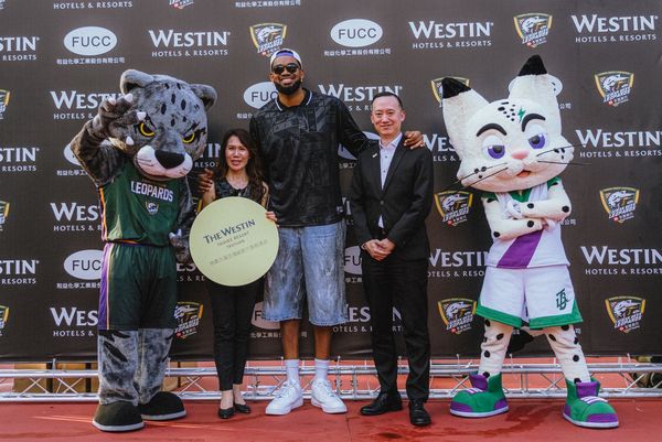 ▲NBA尼克明星中鋒唐斯今日現身大溪，為三對三籃球賽是站台。（圖／雲豹提供）