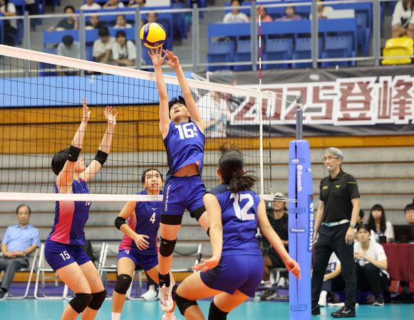 ▲華僑女排賞中山工商首敗，登峰造極排球賽龍頭大亂鬥。（圖／登峰造極提供）