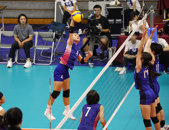 ▲華僑女排賞中山工商首敗，登峰造極排球賽龍頭大亂鬥。（圖／登峰造極提供）