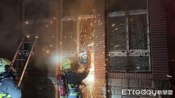 ▲▼宜蘭五結鄉一棟3層樓民宅，今（29）日凌晨突發火警，祖孫四人受困獲救送醫。（圖／記者游芳男翻攝，下同）