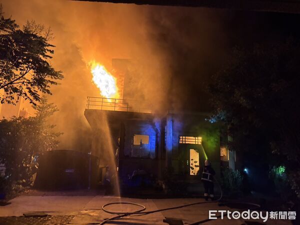 ▲▼宜蘭五結鄉一棟3層樓民宅，今（29）日凌晨突發火警，祖孫四人受困獲救送醫。（圖／記者游芳男翻攝，下同）