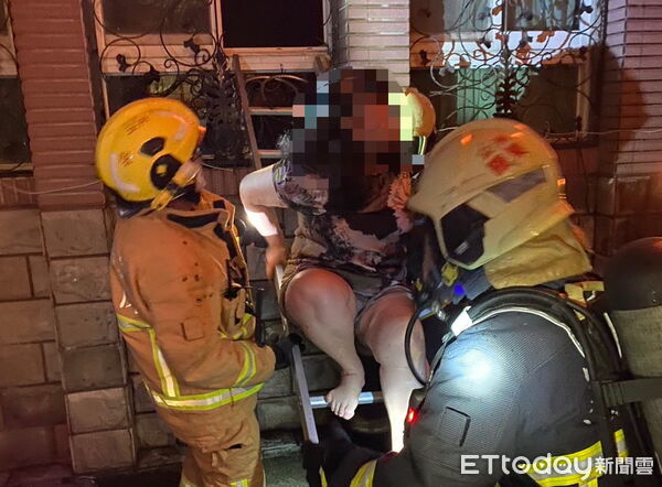 ▲▼宜蘭五結鄉一棟3層樓民宅，今（29）日凌晨突發火警，祖孫四人受困獲救送醫。（圖／記者游芳男翻攝，下同）