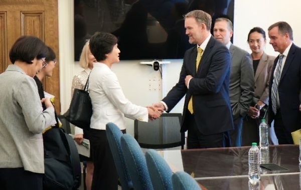 ▲▼台美經貿工作小組公布談判照片，駁斥特定媒體抹黑「都在酒店與美方視訊，並未見到美方官員」一事。（圖／行政院台美經貿工作小組）