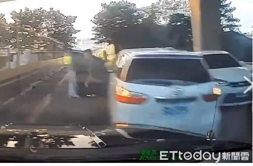 ▲竹南警方圍捕逃逸移工，外送員載警員迅速逮捕移工歸案。（圖／記者楊永盛翻攝）