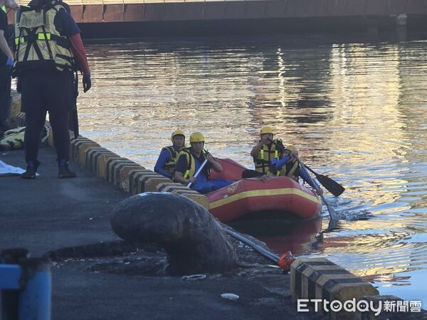 ▲▼基隆港海洋廣場東岸碼頭浮屍。（圖／記者郭世賢翻攝）