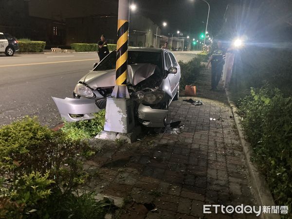 ▲台中女深夜駕車自撞電桿亡　車頭嚴重凹陷受困車內。（圖／記者許權毅翻攝）