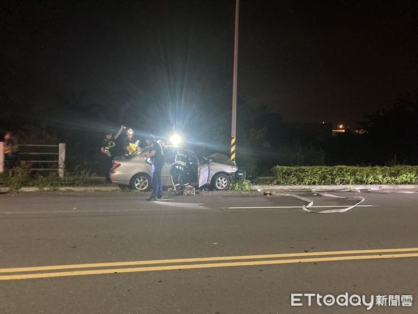 ▲台中女深夜駕車自撞電桿亡　車頭嚴重凹陷受困車內。（圖／記者許權毅翻攝）