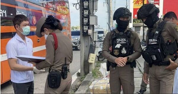 泰國長途巴士抵達終點站時，車上卻傳出乘客已經猝逝的消息；警方與醫療人員到場調查，確認婦人已經死亡數小時。（翻攝自Thaiger）