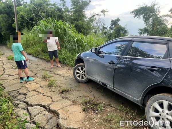 ▲枋寮警方助洪男脫困。（圖／記者陳崑福翻攝）