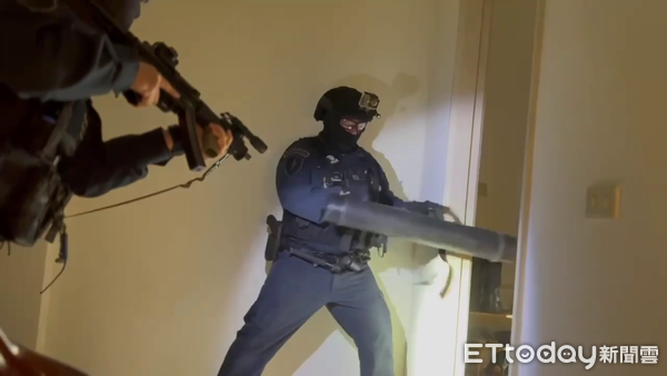 ▲南投警方破門查獲9億詐騙集團。（圖／記者高堂堯翻攝，下同）