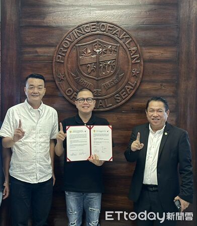 ▲台南市與菲律賓阿克蘭省締盟，黃偉哲市長與米拉弗洛斯省長簽署協議。（記者林東良翻攝，下同）