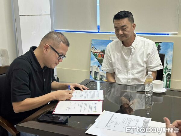 ▲台南市與菲律賓阿克蘭省締盟，黃偉哲市長與米拉弗洛斯省長簽署協議。（記者林東良翻攝，下同）