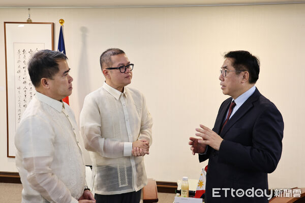 ▲台南市與菲律賓阿克蘭省締盟，黃偉哲市長與米拉弗洛斯省長簽署協議。（記者林東良翻攝，下同）