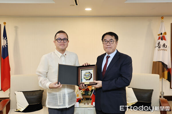 ▲台南市與菲律賓阿克蘭省締盟，黃偉哲市長與米拉弗洛斯省長簽署協議。（記者林東良翻攝，下同）
