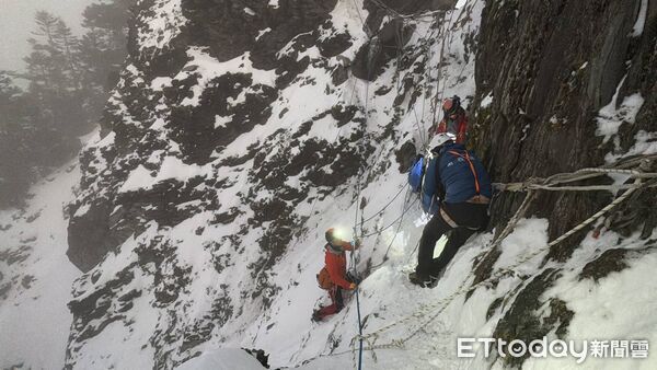 ▲南投縣消防局搜救人員搜尋馬博拉斯橫斷罹難山友賴玫霖遺體情形。（圖／資料照片，記者高堂堯翻攝，下同）