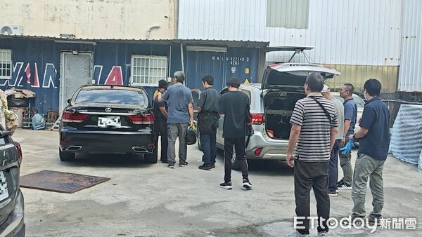 ▲台南市刑大突襲高雄燕巢貨櫃屋，查獲通緝犯余男與大量槍械毒品及改造工具。（記者林東良翻攝，下同）