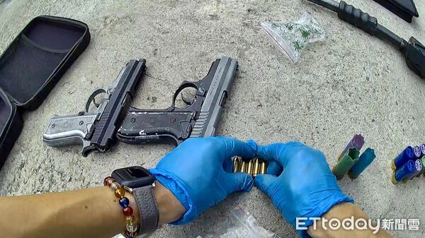 ▲台南市刑大突襲高雄燕巢貨櫃屋，查獲通緝犯余男與大量槍械毒品及改造工具。（記者林東良翻攝，下同）