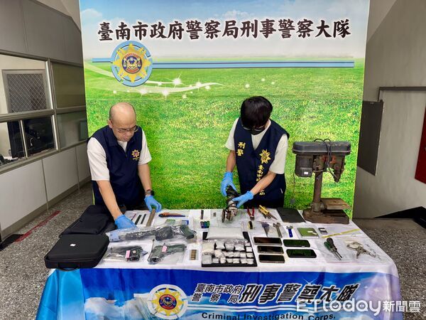 ▲台南市刑大突襲高雄燕巢貨櫃屋，查獲通緝犯余男與大量槍械毒品及改造工具。（記者林東良翻攝，下同）