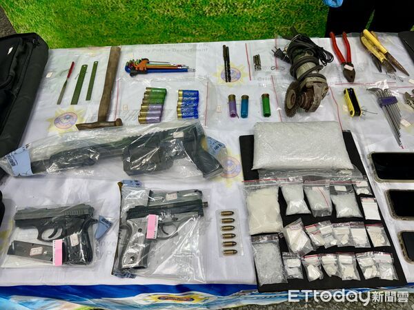 ▲台南市刑大突襲高雄燕巢貨櫃屋，查獲通緝犯余男與大量槍械毒品及改造工具。（記者林東良翻攝，下同）