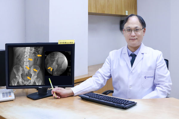 ▲▼宜蘭男子35公分長按摩棒卡腸，造就羅東博愛醫院創下全台首例經自然孔道（肛門）移除乙狀結腸大型異物的紀錄。（圖／羅東博愛醫院提供，下同）