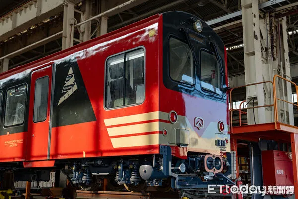 ▲▼  阿里山林鐵高階款列車「森里號」曝光 115年投入營運   。（圖／阿里山林鐵及文資處提供）