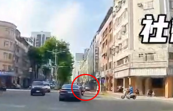 ▲▼高雄騎士「高速鑽車縫」釀3車連環撞　嬤載8歲孫摔車雙雙送醫。（圖／翻攝社會事新聞影音）