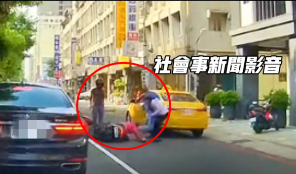 ▲▼高雄騎士「高速鑽車縫」釀3車連環撞　嬤載8歲孫摔車雙雙送醫。（圖／翻攝社會事新聞影音）