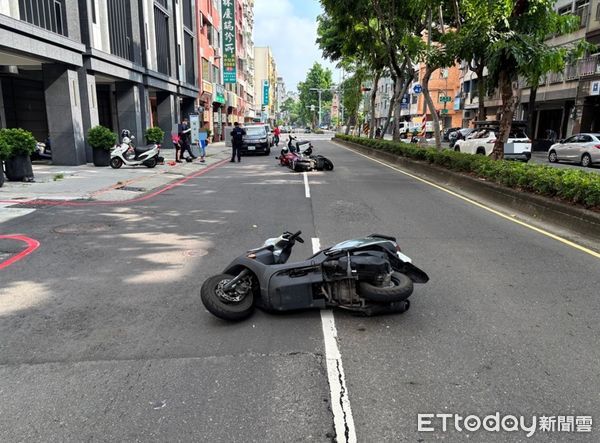 ▲▼高雄騎士「高速鑽車縫」釀3車連環撞　嬤載8歲孫摔車雙雙送醫。（圖／記者賴文萱翻攝）