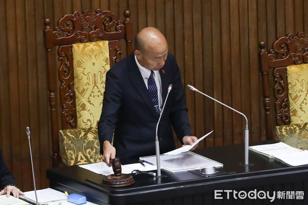 ▲七二八復原重建預算案三讀，立法院長韓國瑜敲槌通過。（圖／記者林敬旻攝）