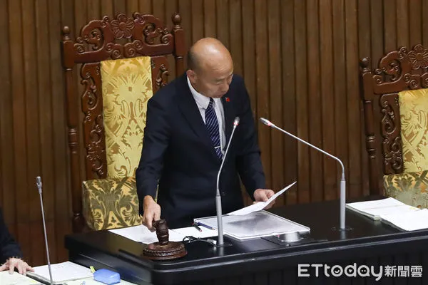 ▲七二八復原重建預算案三讀，立法院長韓國瑜敲槌通過。（圖／記者林敬旻攝）