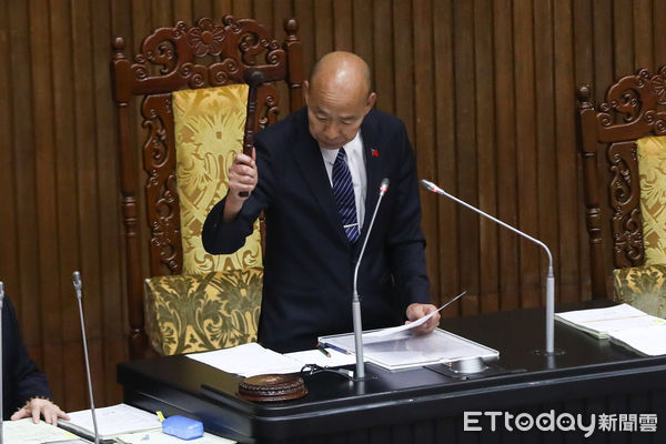 ▲七二八復原重建預算案三讀，立法院長韓國瑜敲槌通過。（圖／記者林敬旻攝）