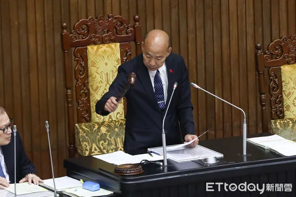 ▲貨物稅條例十二條之五修正草案三讀，立法院長韓國瑜敲槌通過。（圖／記者林敬旻攝）