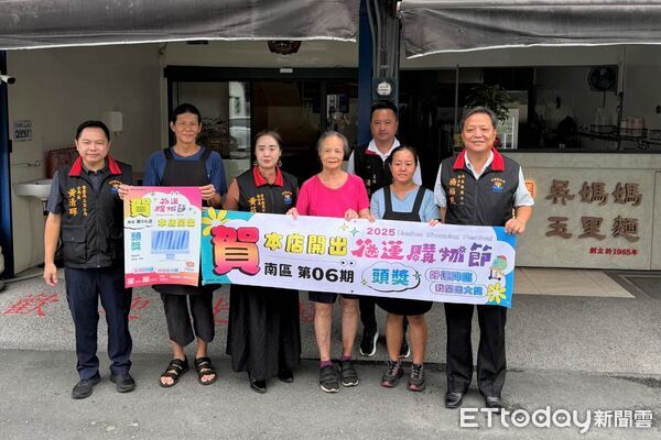 ▲縣府派員前往頭獎開出店家「玉里吳媽媽美食」頒贈紅布條祝賀。（圖／花蓮縣政府提供）