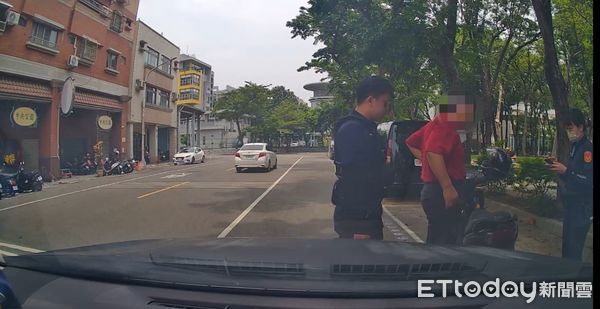 ▲▼陸姓男子騎機車行經左營區孟子路與立大路口時，突逆向行駛至對向車道並闖紅燈左轉，恰巧被停在路旁的警車撞見，秒被攔查。（圖／記者吳世龍翻攝）