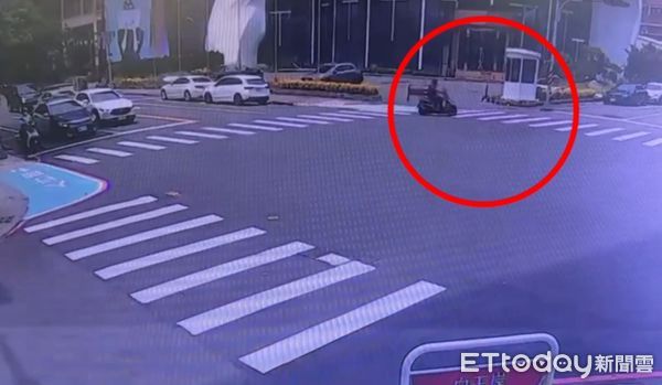 ▲▼陸姓男子騎機車行經左營區孟子路與立大路口時，突逆向行駛至對向車道並闖紅燈左轉，恰巧被停在路旁的警車撞見，秒被攔查。（圖／記者吳世龍翻攝）