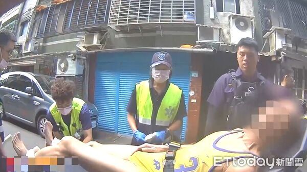 ▲鍾男上個月從住處丟啞鈴遭辦，又裸體逛街嚇壞店員，警方破門將其強制送醫。（圖／記者陸運陞翻攝）