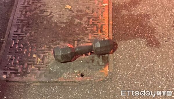 ▲鍾男上個月從住處丟啞鈴遭辦，又裸體逛街嚇壞店員，警方破門將其強制送醫。（圖／記者陸運陞翻攝）